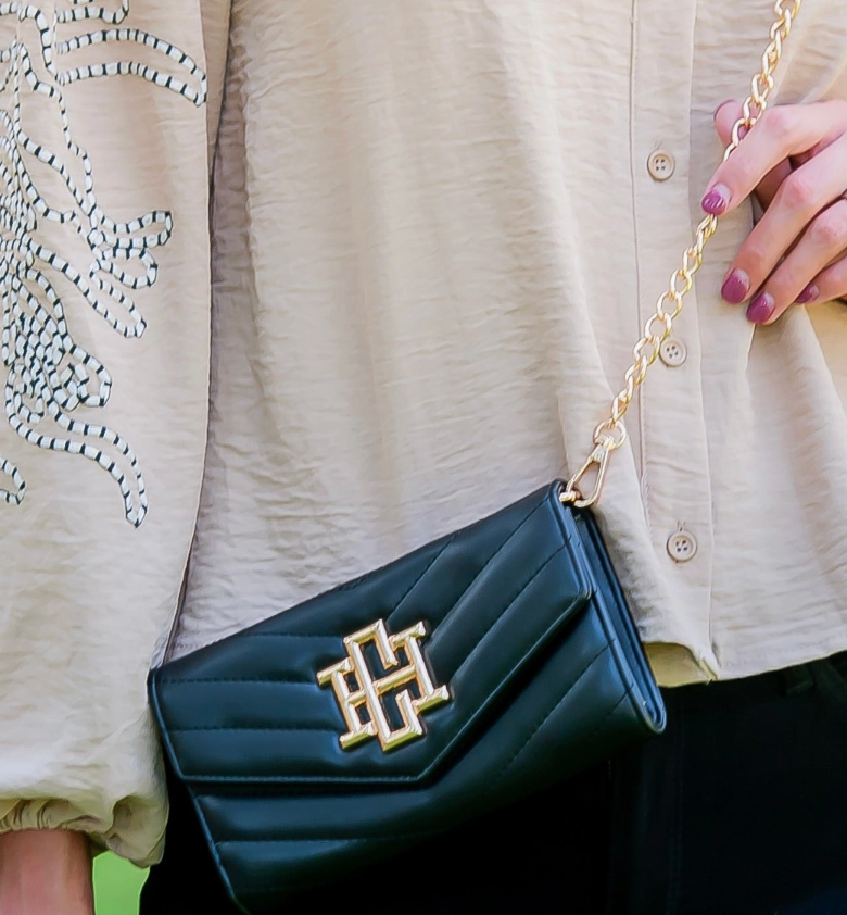 {CH} Carlington Clutch Crossbody Black VQ