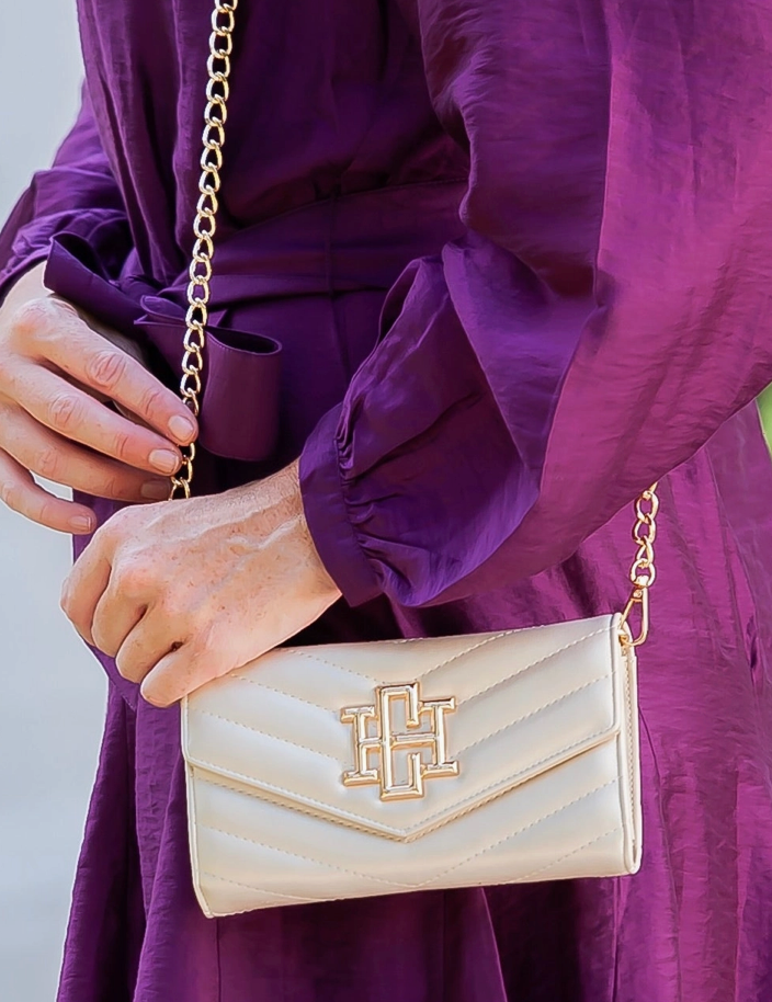 {CH} Carlington Clutch Crossbody Pearl VQ
