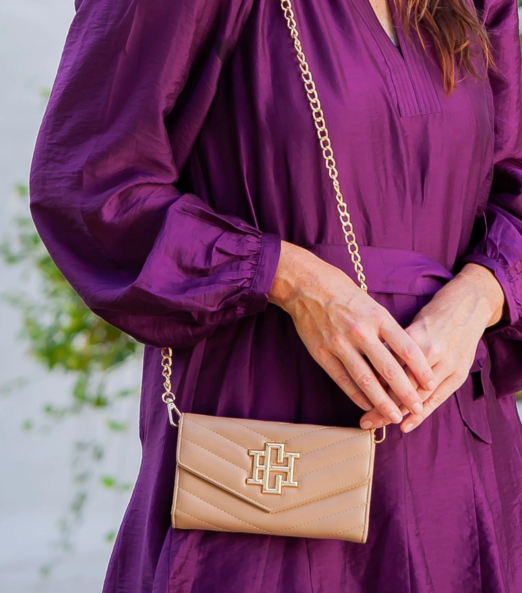 {CH} Carlington Clutch Crossbody Latte VQ